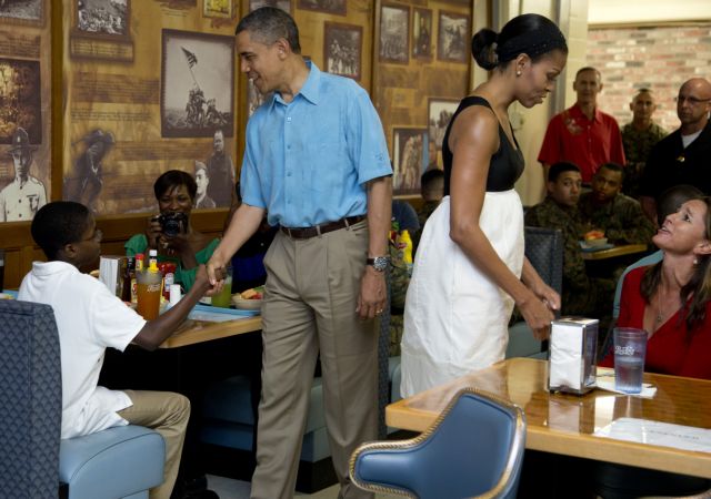 Επιστρέφει από τις διακοπές ο Ομπάμα για να προλάβει τον «δημοσιονομικό γκρεμό»